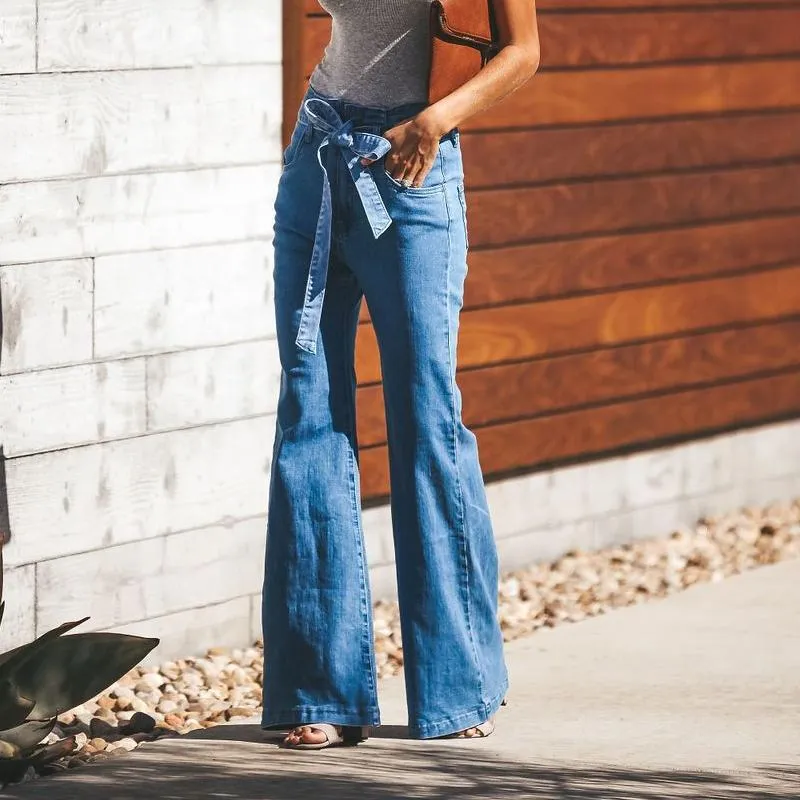 Jeans with a high waist and wide legs